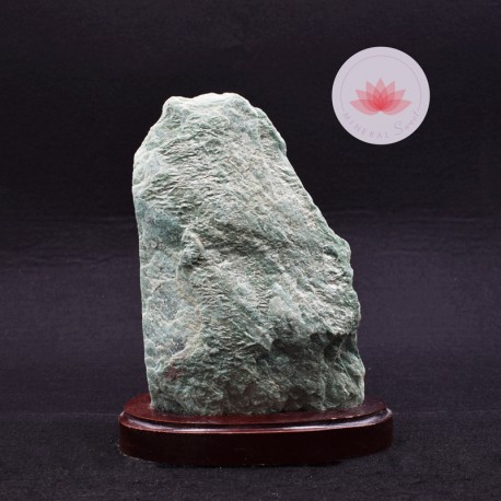 Fuchsite brute sur socle de bois vernis