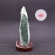 Fuchsite brute sur socle de bois vernis