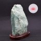 Fuchsite brute sur socle de bois vernis