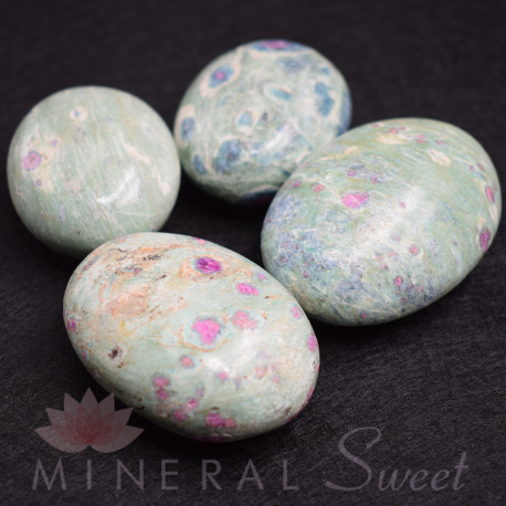 Rubí sobre Zoisita piedra chakra