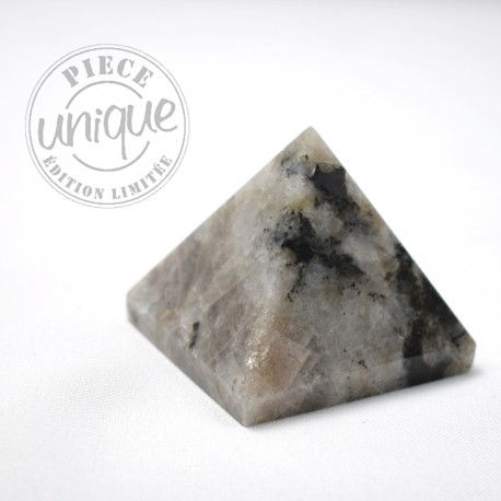 Pirámide en Piedra de Luna LL9