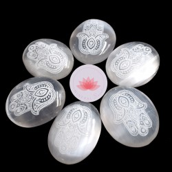 Piedra pulida de Selenita con mano de Fátima grabada