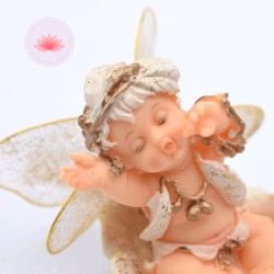 Ángel bebé sobre flor 3