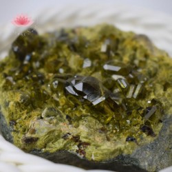 Épidote brute Madagascar de collection 7