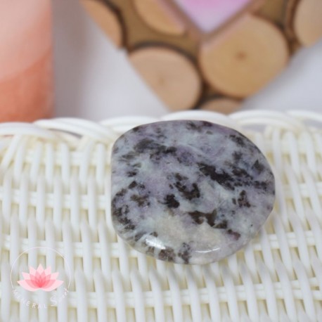 Lépidolite pierre roulée 3